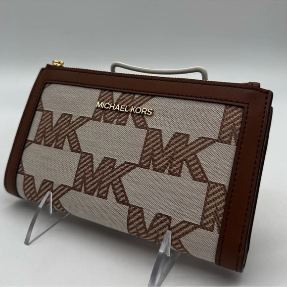 Michael Kors Large Double Zip Wallet
Wristlet Brown - Picture 1 of 10